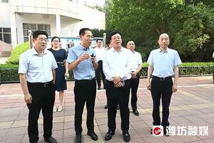 ?李梦和韩旭表演手势舞：我跟旭宝在这里祝大家圣诞快乐哦！